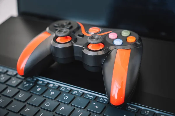 Joystick Console Jogo Preto Vermelho Laptop Conceito Indústria Jogos Divertido — Fotografia de Stock