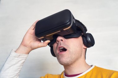 Video kasedine bakan adam, Sanal Gerçeklik Gözlüğü, karton kutu. Belini kaldır. İnsanlar ve teknoloji metaevren konsepti. görüntüleme 360 video
