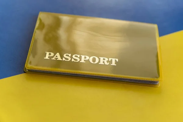 パスポートでウクライナの国旗 旅行ビザと市民権の概念 居住許可証を持っています パスポートの書かれた黄色い書類が旗の上にあります 上のビュー — ストック写真