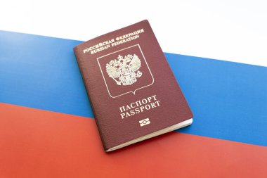 Rusya bayrağında Rus pasaportu, yatırım yoluyla vatandaşlık