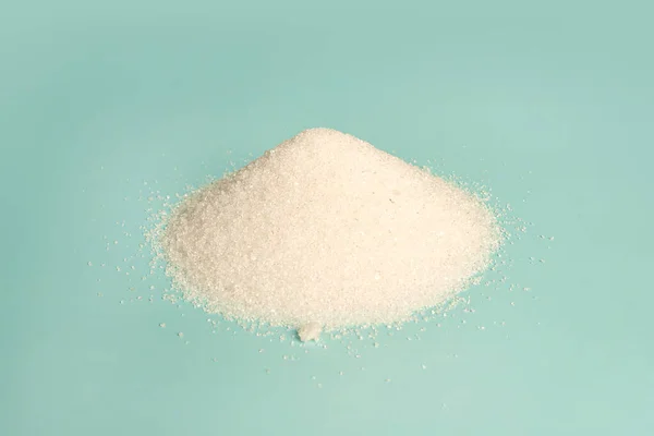 Fehér Granulált Cukor Kék Alapon — Stock Fotó