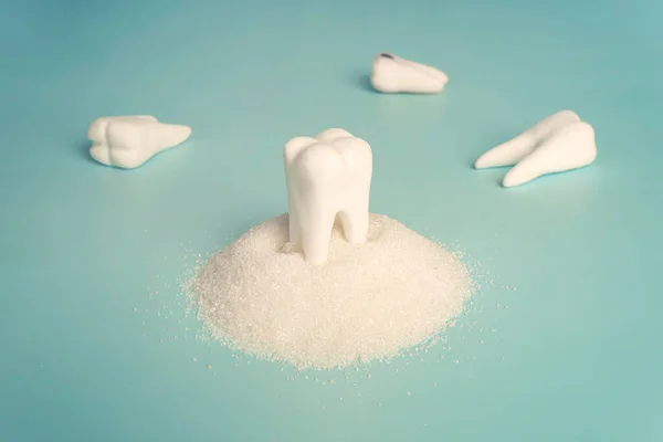 Dente Com Açúcar Fundo Azul Danos Açúcar Doce Para Dentes — Fotografia de Stock