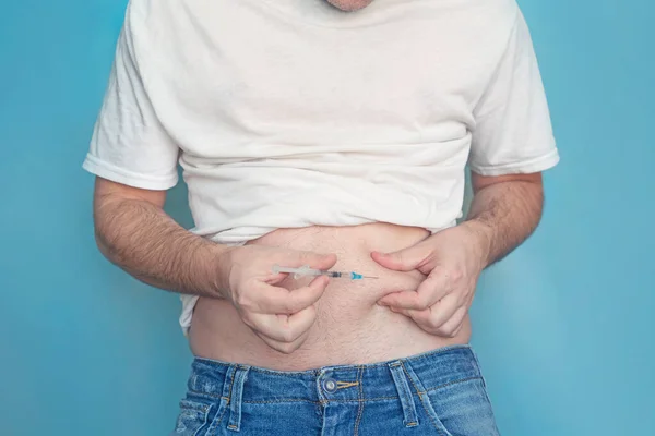 男性糖尿病患者用胰岛素注射他们自己 自行用药 1型糖尿病的自我治疗 — 图库照片