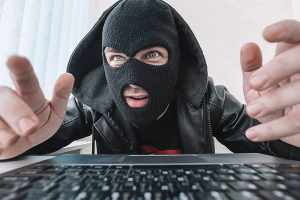 Thieves Hold Credit Cards Using Laptop Computer Password Hacking Activities — Stock Photo, Image