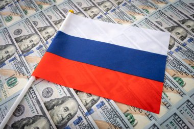 Para üzerinde Rus bayrağı, afiş geçmişi. Suç ve suç, yolsuzluk ve ceza kavramı. Rus kanun kaçağı, getto, sosyal sorun