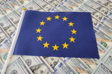 ABD doları üzerindeki AB bayrağı Avrupa 'da para, iş ve finans kavramına işaret ediyor. Avrupa Birliği ekonomisi.