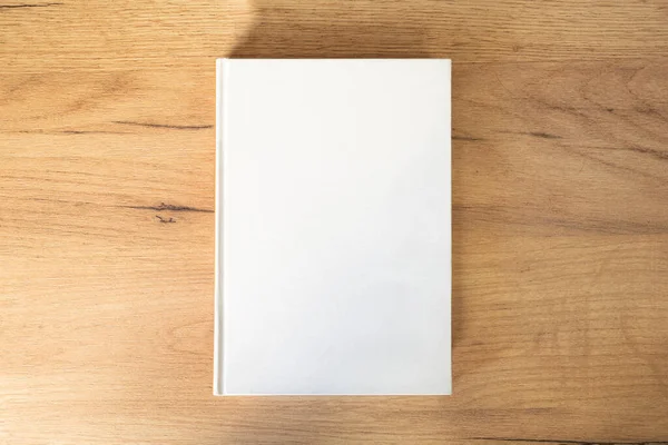 Livro Branco Com Pesto Vazio Para Texto Design Fundo Madeira — Fotografia de Stock