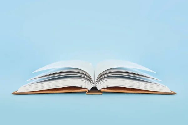 Libro Aperto Con Copertina Rigida Sfondo Blu — Foto Stock