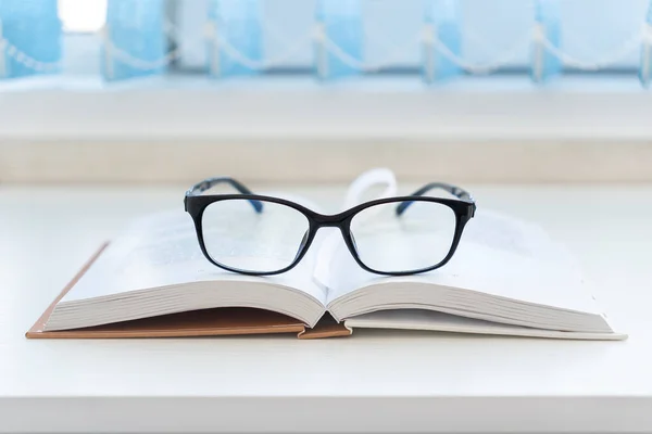 Egy Pár Dizájner Szemüveg Egy Nyitott Könyvön — Stock Fotó