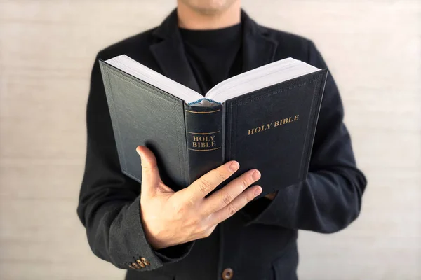 Primo Piano Delle Mani Dell Uomo Cristiano Mentre Legge Bibbia — Foto Stock