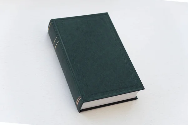 Livro Capa Dura Verde Sobre Fundo Branco Com Espaço Cópia — Fotografia de Stock