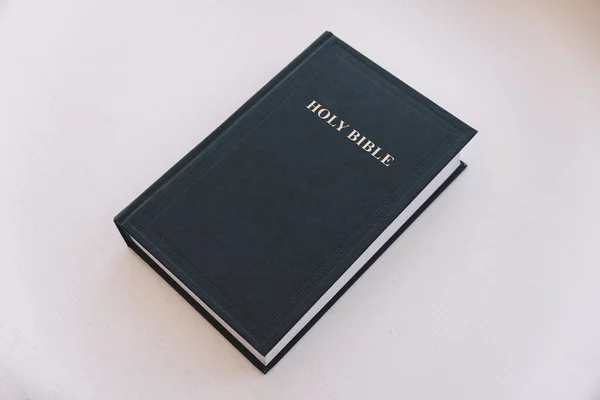 Heliga Bibeln Det Vita Bordet Begreppet Tro Och Religion Kristen — Stockfoto