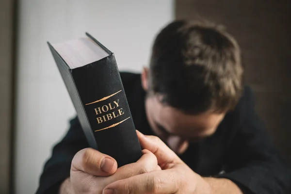 Bijbel Handen Van Mannen Het Concept Van Geloof Religie Christelijk — Stockfoto