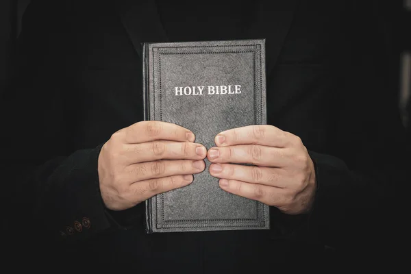Священна Біблія Людських Руках Поняття Віри Релігії Християнська Віра Священик — стокове фото