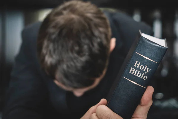 Homem Oração Mão Bíblia Quarto Escuro Bíblia Mão — Fotografia de Stock