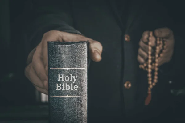 圣经在人们的手中 信仰和宗教的概念 基督教的信仰 牧师拿着一本书 — 图库照片