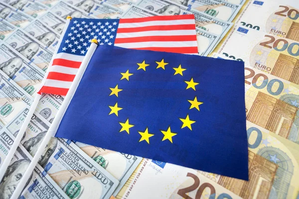 ABD Doları ve Euro, Euro banknotları kapanıyor. Birkaç avroluk banknotlar, para geçmişi, Avrupa banknotları. Birkaç yüz, ABD ve Avrupa Birliği bayrakları.