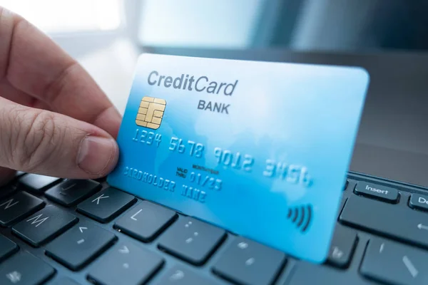 Tangentbord Med Knapp Lön Och Kreditkort Betalkoncept Ett Blått Plastkort — Stockfoto