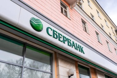 Sberbank şubesinin ön cephesinde Sberbank tabelasıyla. Rus finans holdingi, Rusya ve Doğu Avrupa 'nın en büyük evrensel bankası. 9 Nisan 2022. Rusya Barnaul.