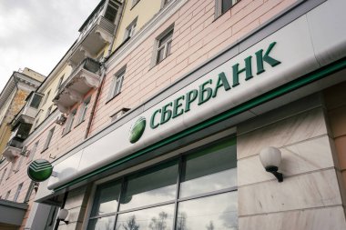 9 Nisan 2022. Rusya Barnaul. : Sberbank, Rus çoğunluklu bir devlet bankacılık ve finans hizmetleri şirketidir. Binanın ön cephesinde logo.