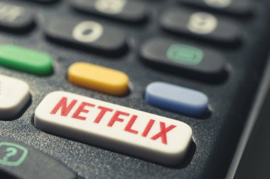 Barnaul Rusya, 15 Mayıs 2022 Netflix düğmeli uzaktan kumanda. Netflix, internet üzerinden yayın yapan medya ve video sunan bir Amerikan şirketidir..