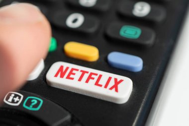 Barnaul Rusya, 15 Mayıs 2022: üzerinde Netflix logosu olan bir televizyon kumandası kullanmak. Netflix logolu TV uzaktan kumandası.