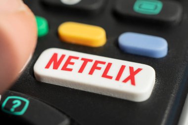 Barnaul Rusya, 15 Mayıs 2022: üzerinde Netflix logosu olan bir televizyon kumandası kullanmak. Netflix logolu TV uzaktan kumandası.