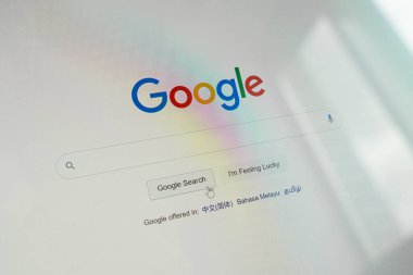Google arama servisi sayfası bilgisayar ekranında yakın planda açıktır. Barnaul. Rusya 20 Haziran 2022