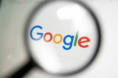 Barnaul. Rusya 20 Haziran 2022: Google arama logosu büyüteçle ekranda