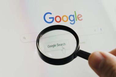 Barnaul. Rusya 20 Haziran 2022: Google ana sayfası bir büyüteç altında monitör ekranında. Google dünyanın en popüler arama motorudur