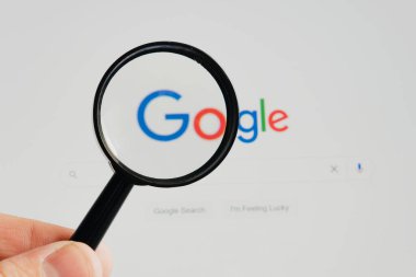 Google arama servisi sayfası bilgisayar ekranında yakın planda açıktır. Barnaul. Rusya 20 Haziran 2022