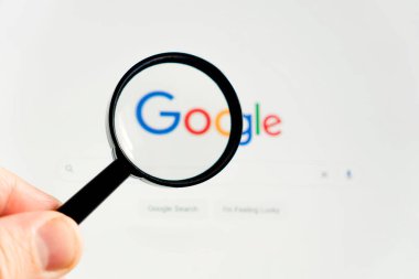 Barnaul. Rusya 20 Haziran 2022: Google arama logosu büyüteçle ekranda