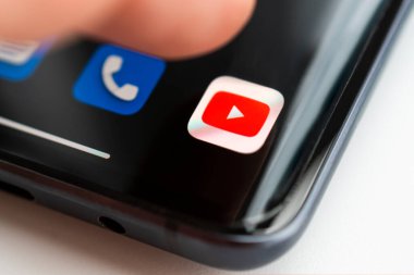 Youtube 'un logosu. Akıllı telefondan video izlemek için popüler bir uygulama. Barnaul. Rusya 20 Haziran 2022
