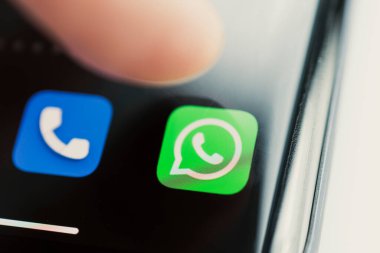 Zımbırtının simgesi, siyah bir akıllı telefonun ekranında uygulama. Barnaul. Rusya 20 Haziran 2022