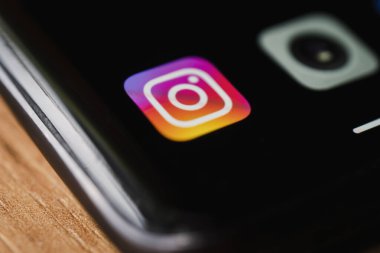 Barnaul. Rusya 20 Haziran 2022: Instagram Newl Simgesi ve telefon ekranında bir fotoğraf uygulaması