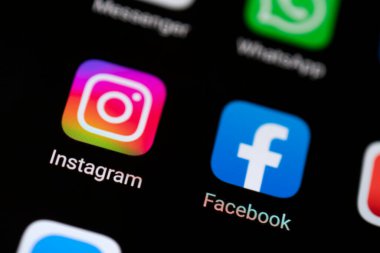 Barnaul. - Rusya. 20 Haziran 2022: Popüler sosyal medya logoları Instagram ve Facebook ekranda akıllı telefon kapanışı