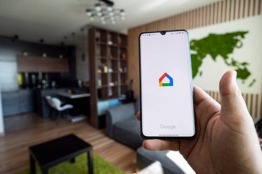 Barnaul. - Rusya. 21 Haziran 2022: Google ev akıllı kontrol akıllı telefon uygulaması ile daire ısıtma ve ışık.