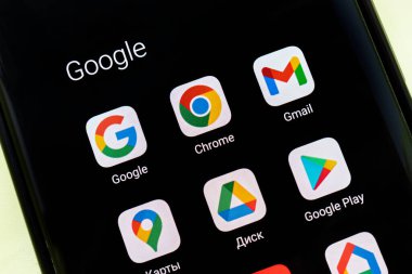 Barnaul. - Rusya. 21 Haziran 2022: Google servis YouTube, Gmail, Krom, posta, oyun, akıllı telefon ekranında disk simgeleri uygulaması. Google dünyadaki en büyük internet arama motorudur..