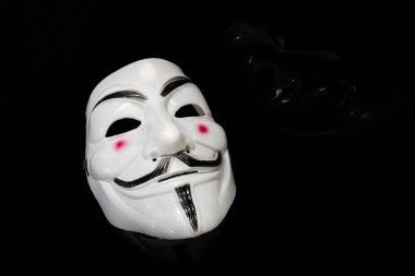 Anonim dernek maskesi. Anonymous, uluslararası aktivist ve hacktivist varlıklar ağını gevşek bir şekilde ilişkilendiriyor. 1 Haziran 2022. Barnaul. Rusya.