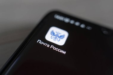 Siyah bir akıllı telefonun ekranında Rusça gönderme uygulaması. Barnaul. Rusya 20 Haziran 2022: