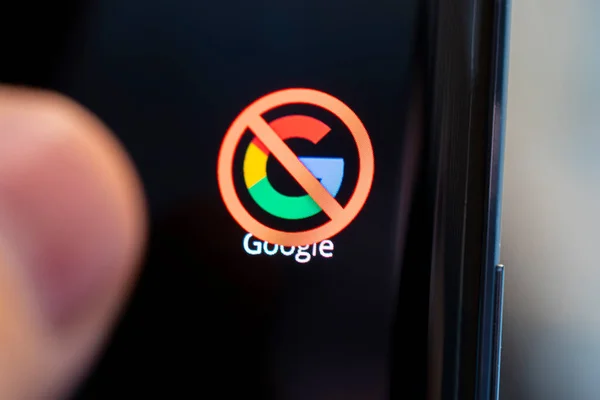 Ein Durchgestrichenes Symbol Googelt Auf Einem Schwarzen Smartphone Bildschirm April — Stockfoto