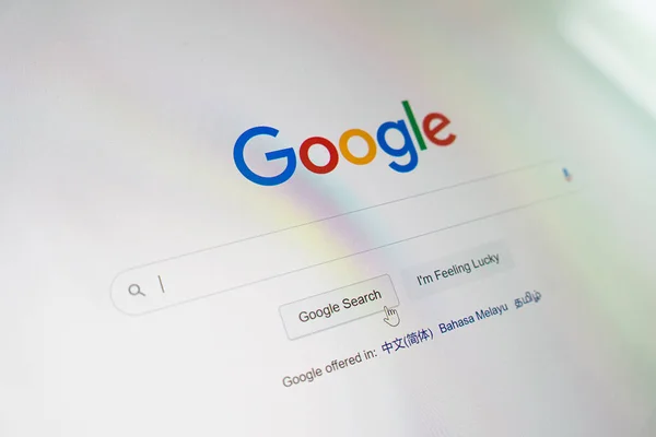 Σελίδα Της Υπηρεσίας Αναζήτησης Google Είναι Ανοικτή Στην Οθόνη Του — Φωτογραφία Αρχείου