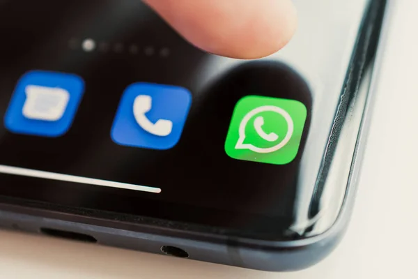 Ikone Der Whatsapp App Auf Dem Bildschirm Eines Schwarzen Smartphones — Stockfoto