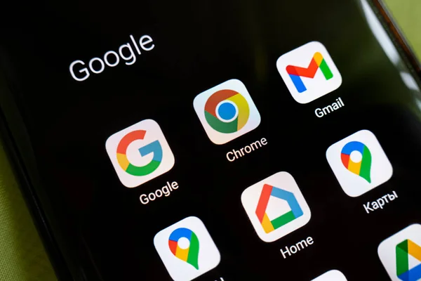 Barnaul. - Rusya. 21 Haziran 2022: Ekran akıllı telefonundaki Google servis uygulamaları simgeleri. Google dünyadaki en büyük internet arama motorudur..