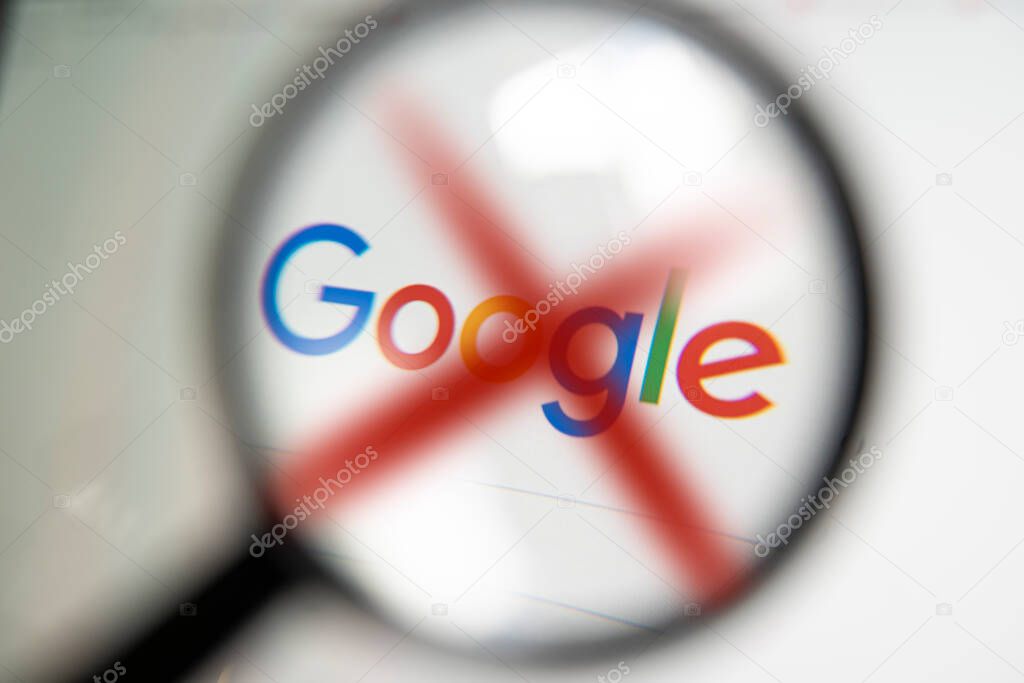 A crossed-out icon google on a screen. June 20, 2022. Barnaul. Russia