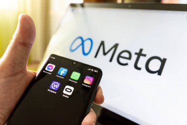 3 Kasım 2021. Barnaul, Rusya: Meta logosunun arka planında Facebook, Whatsapp, Oculus, işyeri ve Instagram uygulama simgesine sahip akıllı telefon. Facebook adını Meta olarak değiştirir.