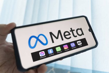 3 Kasım 2021. Barnaul, Rusya: Facebook, Whatsapp ve Instagram uygulama simgesi ve Meta logosuna sahip akıllı telefon. Facebook adını Meta olarak değiştirir.