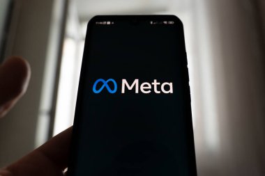 3 Kasım 2021. Barnaul, Rusya: Meta logosu akıllı telefon ekranında gösteriliyor. Meta, Facebook 'un yeni şirket adı. Sosyal medya platformu.