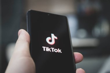 Siyah akıllı telefondan video izlemek için popüler bir uygulama olan Tik Tok 'un logosu. Barnaul. - Rusya. 4 Şubat 2021