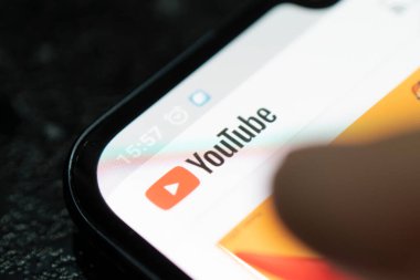Youtube 'un logosu. Akıllı telefondan video izlemek için popüler bir uygulama. Barnaul. - Rusya. 4 Şubat 2021